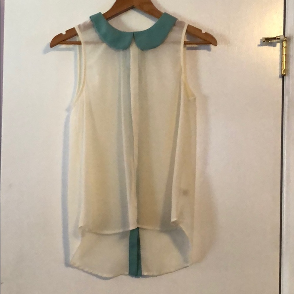 Sleeveless blouse with Peter Pan collar.